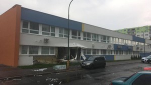 Výbuch v zdravotnom stredisku. Hasiči od rána zasahovali vo Vrakuni