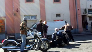 Jedno auto žene na priechode zastalo, druhé ju zrazilo