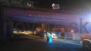 V Liptovskom Hrádku spadlo auto z mosta a zhorelo takmer do tla