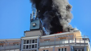 V Banskej Bystrici horela strecha výškového bytového domu, evakuovali 25 ľudí