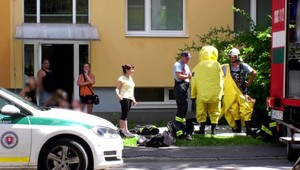 Dospelí aj deti sa nadýchali neznámej látky. Zasahovať museli hasiči v špeciálnych oblekoch