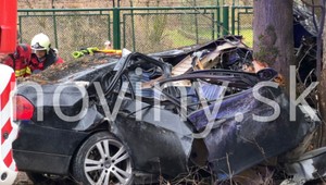 Tragická nehoda v obci Lietava: Vodič prešiel do protismeru a narazil do stromov. Zraneniam podľahol