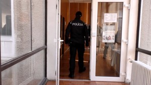 Bil ju a vyhrážal sa jej smrťou. Súdny proces ale po štyroch rokoch stále neukončili