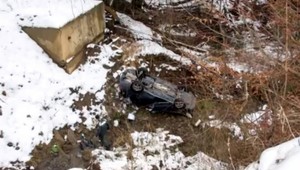 Auto objavili v hlbokej rokline. Ako sa tam dostalo, ostáva záhadou