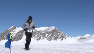 Extrémny maratón v Antarktíde odbehol 84-ročný dôchodca. Padol aj časový rekord