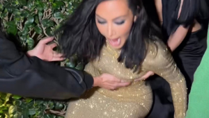 Uniklo video: Kim Kardashian sa na Oscaroch neudržala na nohách!