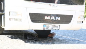 VIDEO: Pred parlamentom zadržali dvoch migrantov, vyliezli spod autobusu