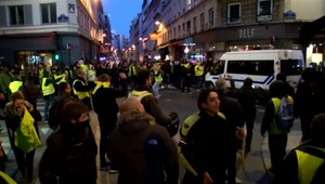 Vo Francúzsku protestovali. Policajti použili delá a slzný plyn