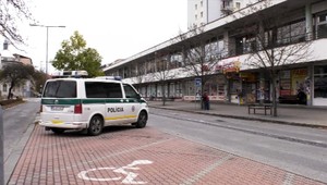 Pri obchode na zemi ležalo telo 49-ročného muža. Ľudia si mysleli, že iba spí