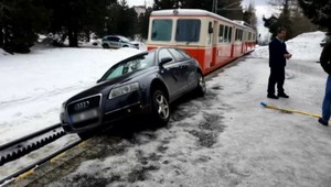 Češka zaparkovala auto na koľajniciach, skončila na polícii