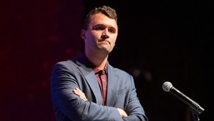 Konzervatívny aktivista Charlie Kirk zomrel po streľbe do krku