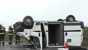 Dodávka, ktorá prevážala peniaze, skončila prevrátená na streche