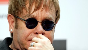 Hudobník Elton John (65). Náhla hospitalizácia!