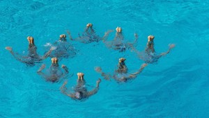 Absurdita športového roku 2020 - akvabely na suchu, moderátori v bazéne