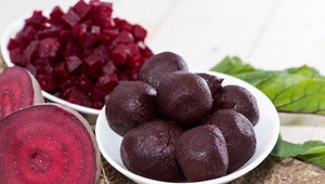 Onkológ:  Cviklová šťava nie je zázrak, pri rakovine nehladujte!