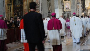 Kňaz dal za cirkevné peniaze zväčšiť poprsie milenke