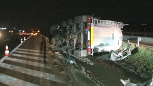 Hrôzostrašná nehoda pri Trenčíne. Kamión skončil v priekope