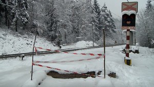 Železnice sa rozhodli zrušiť priecestie, ktoré je podľa nich nebezpečné. Obyvatelia obce sa ho vzdať nechcú