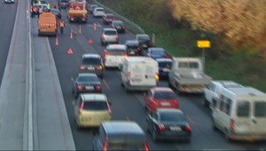 Obrovské kolóny. Na diaľnici sa zrazilo 13 áut! ;-(