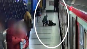 Opitý muž sa oprel o metro, keď sa pohlo. Išlo mu o život