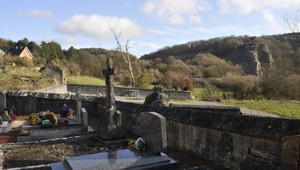 Znesvätená viac než stovka hrobov. Mŕtvolám ukradli hlavy