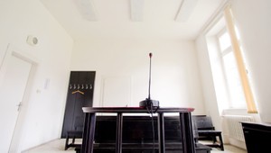 Zúfalý väzeň v súdnej sieni. Chcel sa prebiť na slobodu