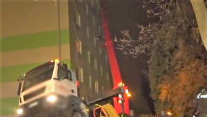 FOTO: Do bytovky v Svite narazila plošina. Keď sa prepadla, nachádzali sa na nej dvaja robotníci