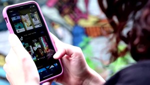 Unesené dievča našli vďaka núdzovému signálu, ktorý sa naučila z aplikácie z TikTok