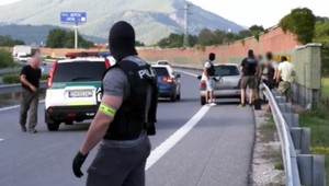 Razia na R1, kukláči zablokovali cestu