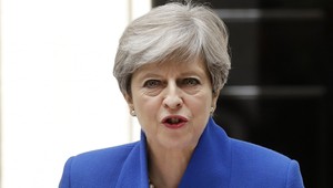 Theresa May zostavuje vládu, kľúčových ministrov meniť nebude