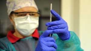 Mladej žene omylom vpichli naraz až šesť dávok vakcíny proti koronavírusu