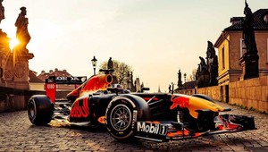 Kvôli tomuto sa monopost Red Bullu premával Prahou a Bratislavou