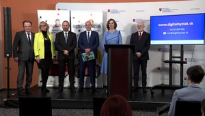 Opozícia kritizuje rodinkárstvo, nákupy tabletov, ale aj predražený nábytok na ministerstve Veroniky Remišovej