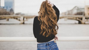 Túžite po bohatých a dlhých vlasoch? Sociálne siete zaplavil trend, ktorý je vraj hotový zázrak