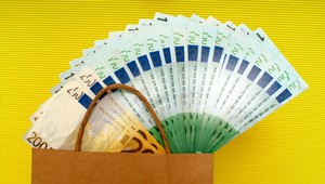 Žena našla tašku so 14 600 eurami, odovzdala ju polícii