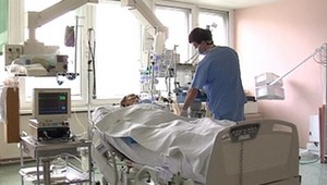 Zrážka vlakov: Železničiar je po operácii mimo ohrozenia života