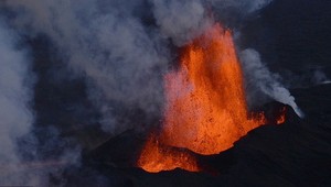 Kamera zachytila výbuch sopky v kontraste s polárnou žiarou