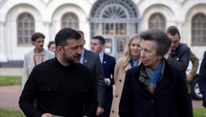 Ukrajinu navštívila britská princezná Anna, pri pamätníku zabitých detí položila hračku