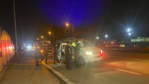 Muž zrazil mladé dievča priamo na priechode. Ťažko zranenej ani neposkytol prvú pomoc