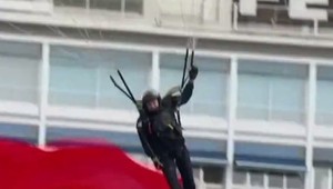 Trapas na vojenskej prehliadke obletel svet. Skúsený parašutista nemal svoj deň v nevhodný čas