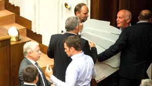 Tresty za bitku v parlamente nebudú, nikomu neprekážajú!