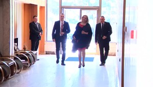 Schvaľovanie zákonov a blahoželanie ministerke, vláda sa dnes činila