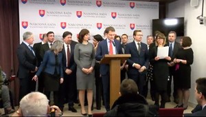 Opozícia podáva návrh na vyslovenie nedôvery Ficovej vláde