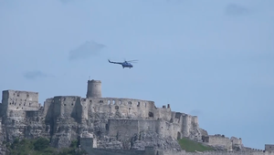 Žeriavy vystriedal vrtuľník. Pomáha s obnovou Spišského hradu
