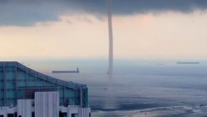 V Singapure sa podarilo zachytiť na video zvláštne tornádo