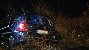 Záchranári našli po nehode manželský pár pod hlavnou cestou. Niektoré ich zranenia sú záhadou