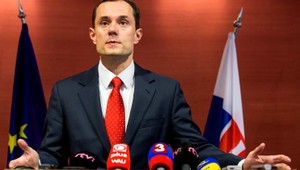 Trend sa potvrdzuje. Procházka stráca body