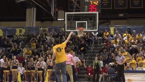 VIDEO. Za kôš od polovice ihriska sendviče na rok zdarma!