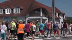 Obyvatelia obce protestne zablokovali cestu. Nevedia sa dostať na druhú stranu pre hustú premávku