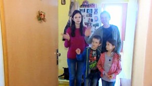 Tomáš sa po smrti manželky stará o 3 deti sám. Nadácia TV JOJ im urobila Vianoce